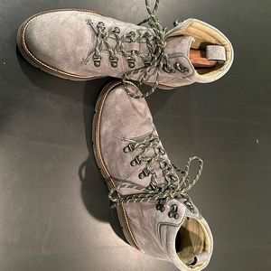 Banana Republic Men’s Drayk Suede Mountain Boot. Mercury Gray, Size 11